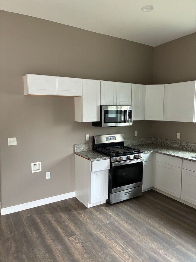 Building Photo - 2 Bedroom 2 Bath Home