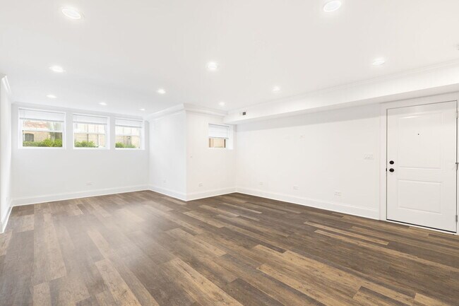 Building Photo - 7314 N Claremont Ave