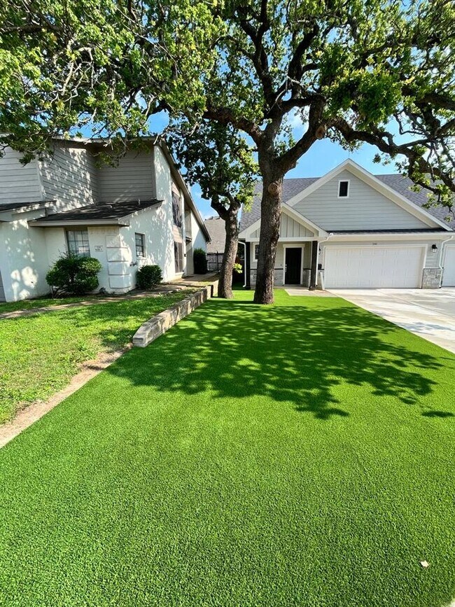 Building Photo - 212 Wayside Ct