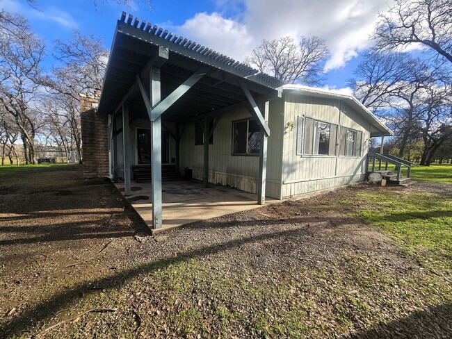 Building Photo - Spacious Home in the Country!