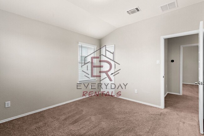 Building Photo - Large 3 bedroom close to I-35 in Belton
