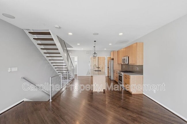 Building Photo - 919 Westbrook Dr