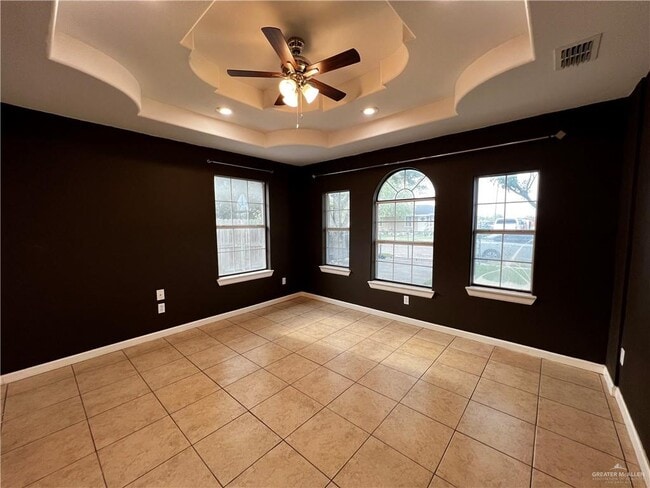 Building Photo - 906 Gonzalez Dr