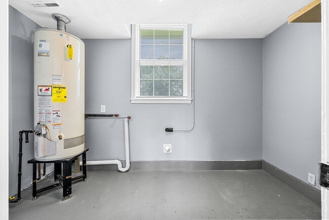 Building Photo - 3 Bedroom Pet Friendly Home For Rent!
