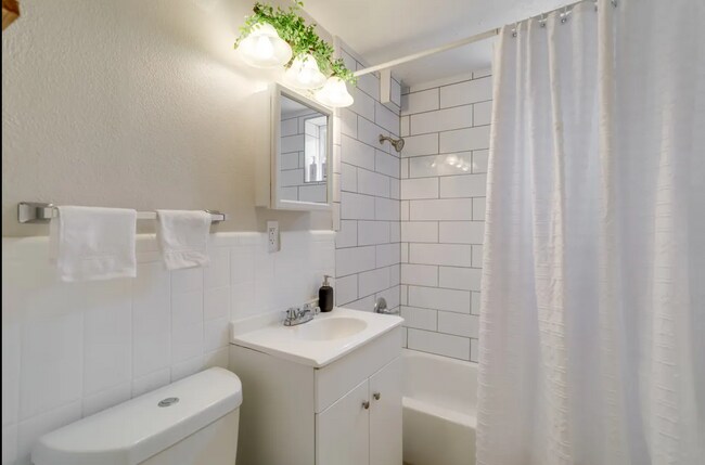 Building Photo - Updated 2BD, 1BA Half-Duplex in North Park...