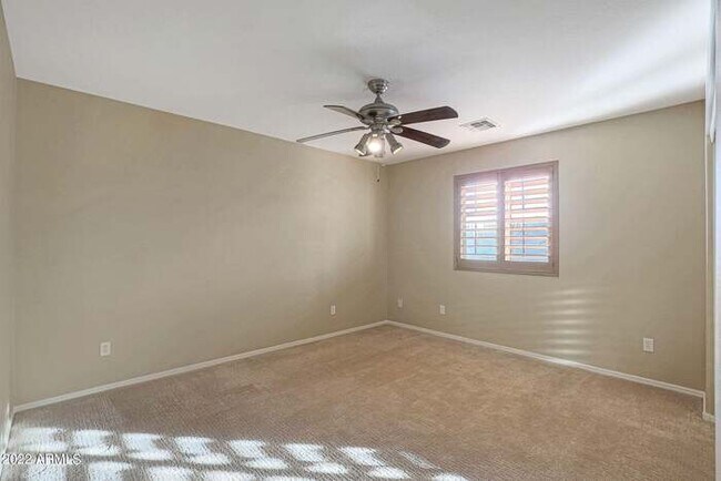 Building Photo - Beautiful 5 bedroom w/pool!