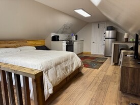 Building Photo - 2470 Crow Valley Rd NW