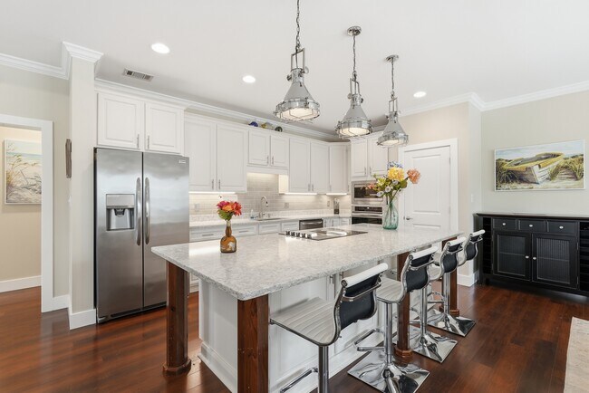 Building Photo - Prime Coastal Location!