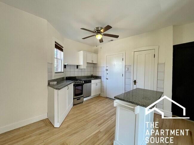 Building Photo - 1925 W Armitage Ave