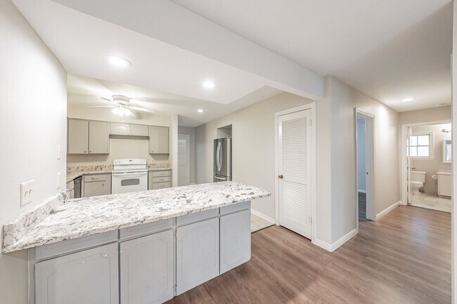 Building Photo - Prime Location in Overton West! Spacious D...