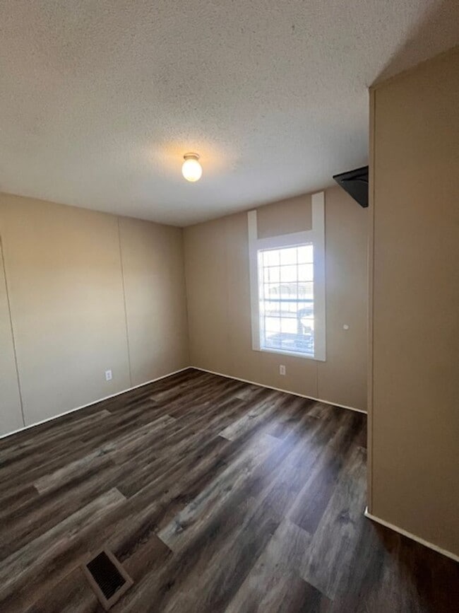 Building Photo - Country setting 2 bedroom home