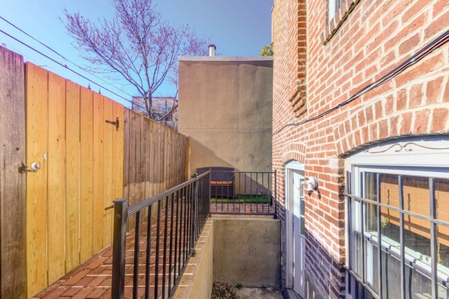 Building Photo - 1516 R St NW