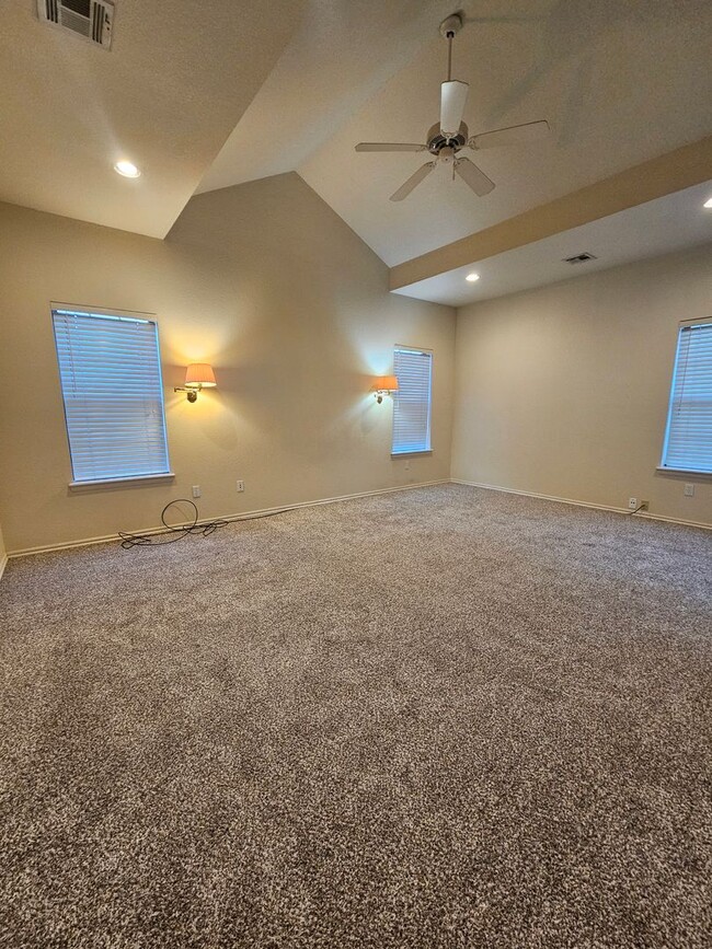 Building Photo - (2) Bed/(2) Bath West Norman Patio Home Av...