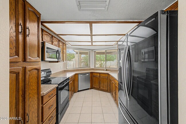 Building Photo - 907 N 85th Pl
