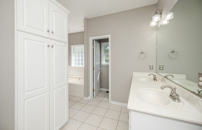 Building Photo - 4893 Somerset Dr