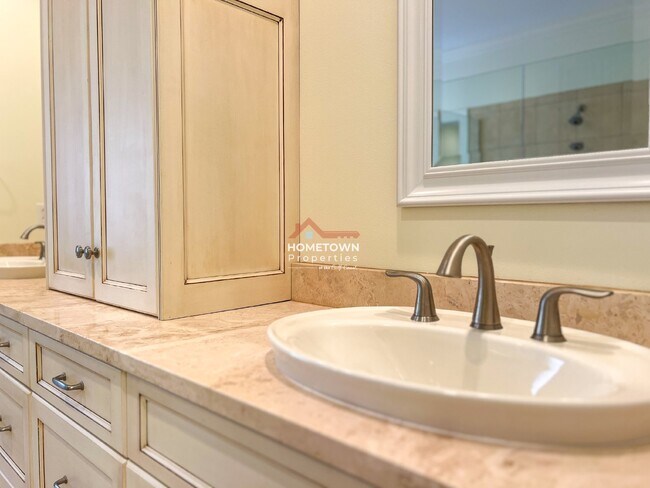 Building Photo - Beautiful 3-Bed Home with Outdoor Kitchen ...