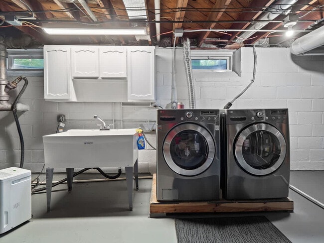 Building Photo - 3815 Ellendale Rd