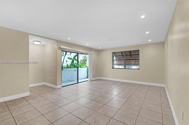Building Photo - 9392 SW 77th Ave