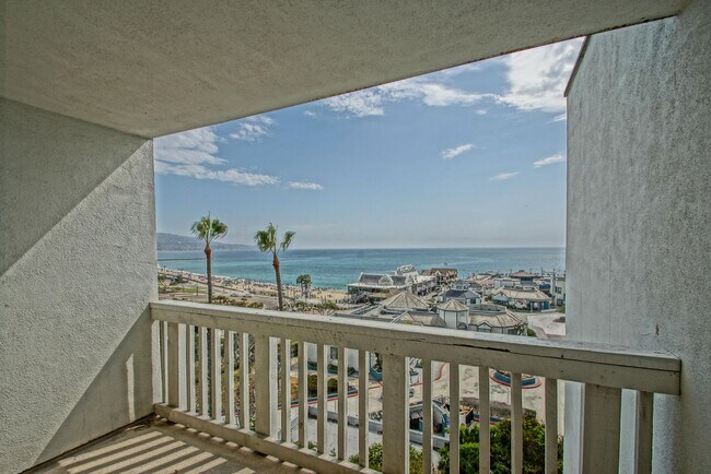 Building Photo - 2BR/2BA Condo with Stunning Ocean Views & ...