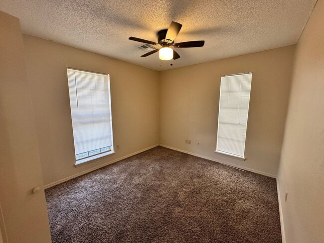 Building Photo - 3-bed 1.5-bath Rental Home Available in No...