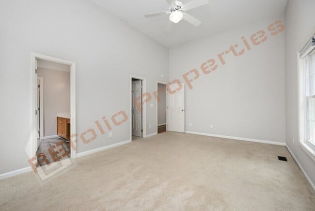 Building Photo - Lovely 4-Bedroom House w/1st FL Primary Su...
