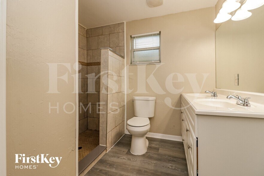 Building Photo - 2607 Thomas Ln