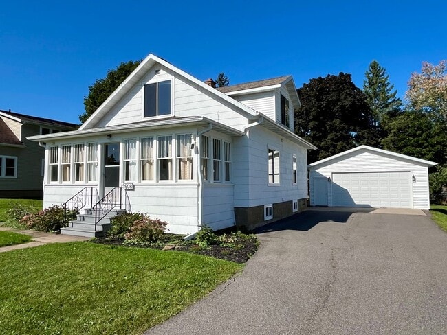Building Photo - Large 3 Bed 2 Bath Single Family Home in M...