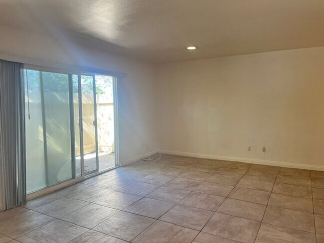 Building Photo - 2758 Bolker Dr