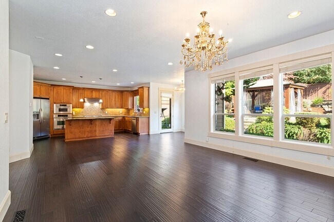 Building Photo - Stunning Large Home with 3 primary bedrooms + Tons of Amenities, Amazing Backyard !
