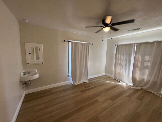 Building Photo - Beautiful 2 Story home Available coming soon!, pet friendly!