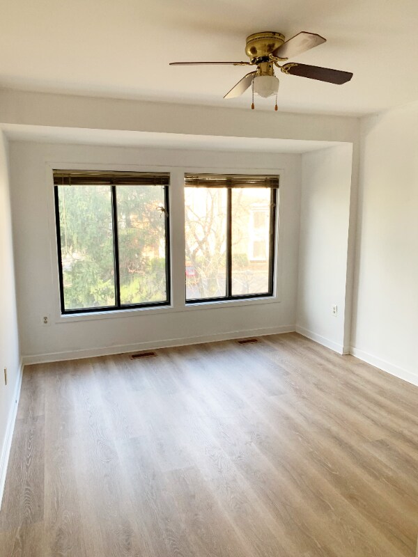 Building Photo - 9745 Lake Shore Dr