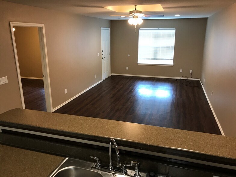 Building Photo - 4284 Castlegate Dr