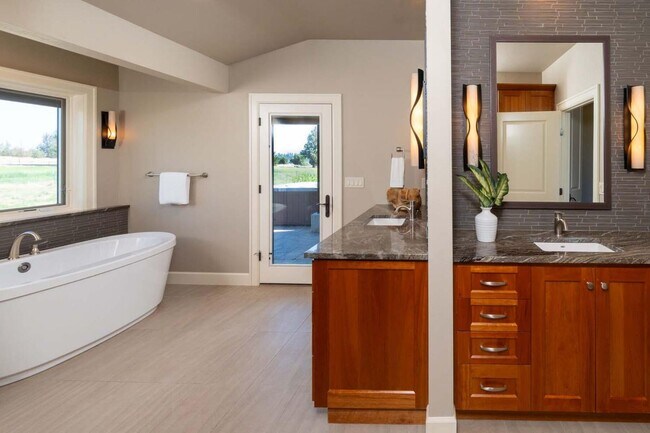 Building Photo - Stunning Tumalo Estate-6 Bed - 7.5 Bath ov...