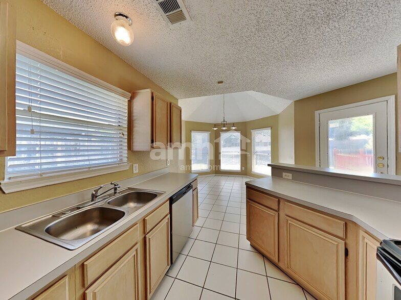 Building Photo - 6501 Gardenia Dr