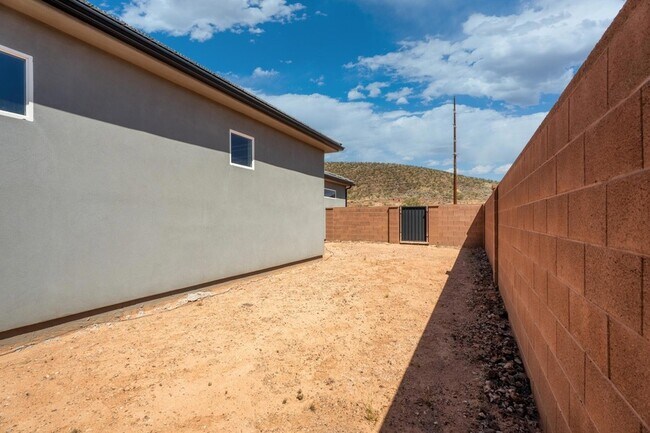 Building Photo - 1478 W 540 N