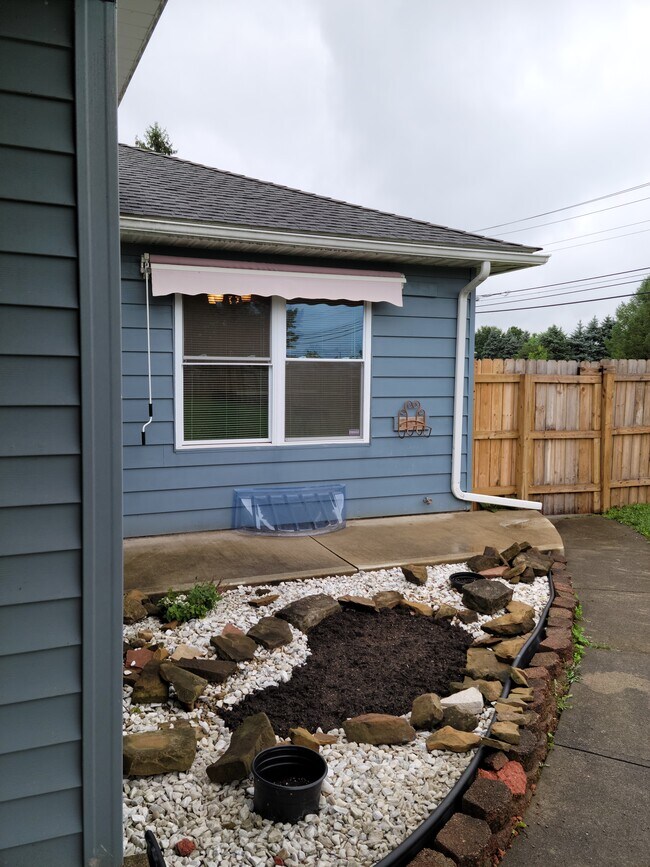 Building Photo - 1440 Sherwood Downs Rd W