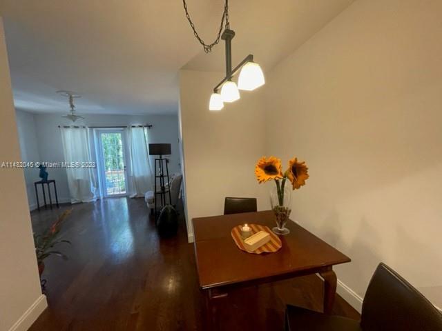 Building Photo - 2870 Pine Tree Dr