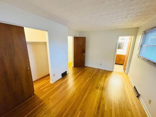 Building Photo - 1016 Lambeth Dr