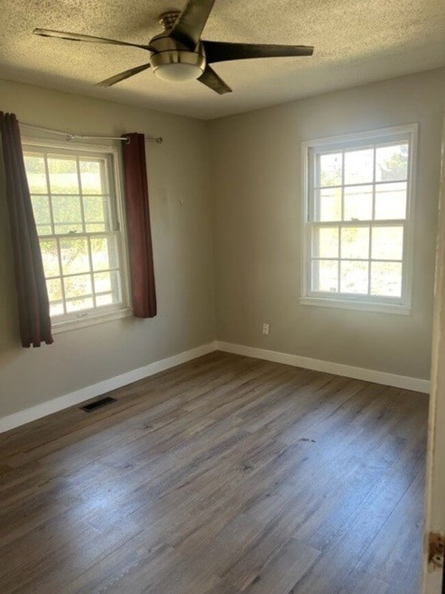 Building Photo - Adorable 3 bed/1.5 bath house with yard