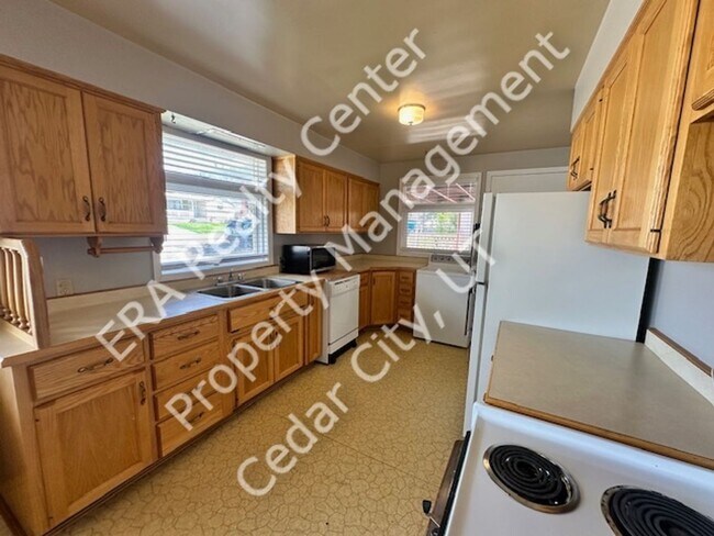 Building Photo - Move in Discount! Charming Ranch Style Single Family Home