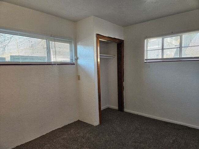 Building Photo - 316-317 S Vincent Ct