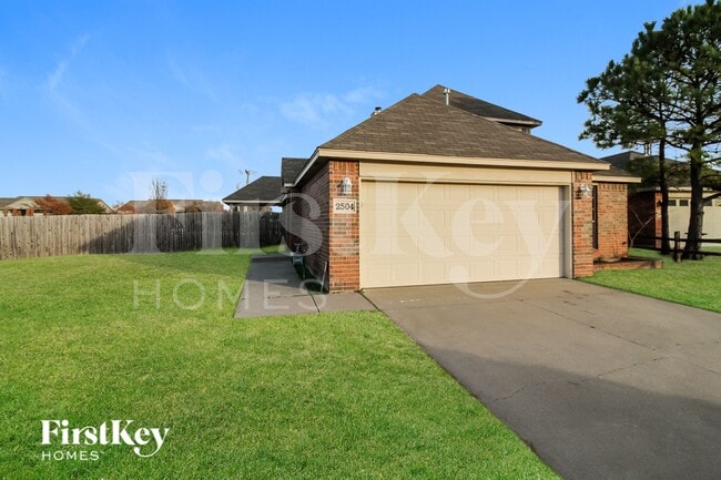 Building Photo - 2504 Tyler Ln