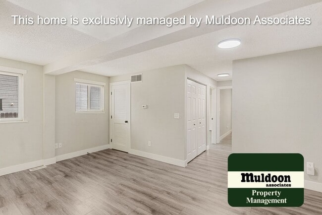Building Photo - Beautifully remodeled Centrally located bu...