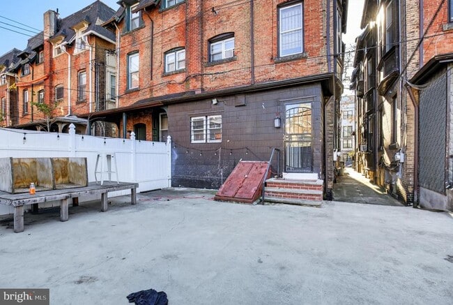 Building Photo - 4011 Pine St