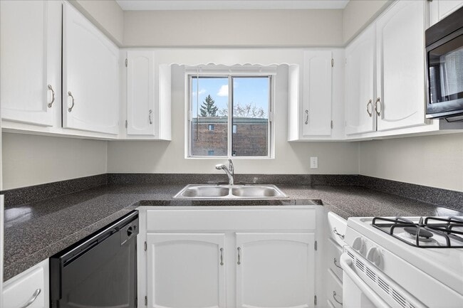 Building Photo - 716 W 65th St