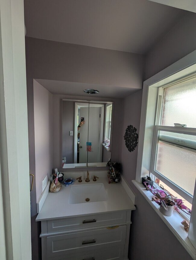 Building Photo - Freshly painted 4 bed 2.5 bath home for rent in Broomfield