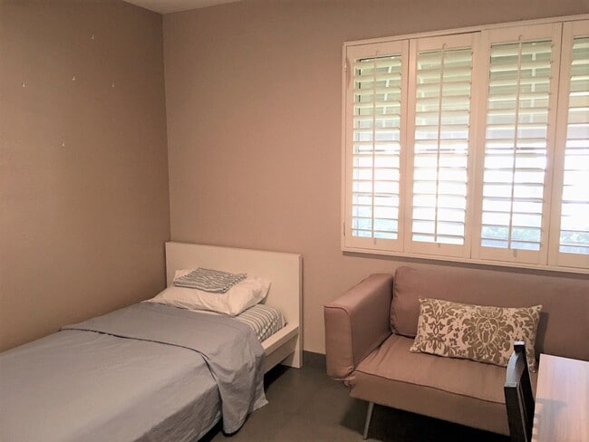 Building Photo - 137 Weatherstone Dr