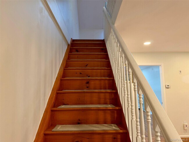 Building Photo - 7 Gables Ct