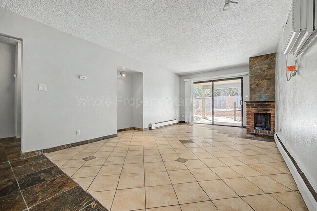 Building Photo - 1021 Carr St