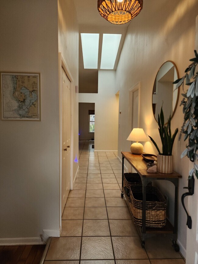 Building Photo - Pool home in Historic Tarpon Springs